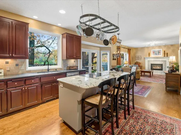 886 Hyland Ct, Eagan, MN 55123