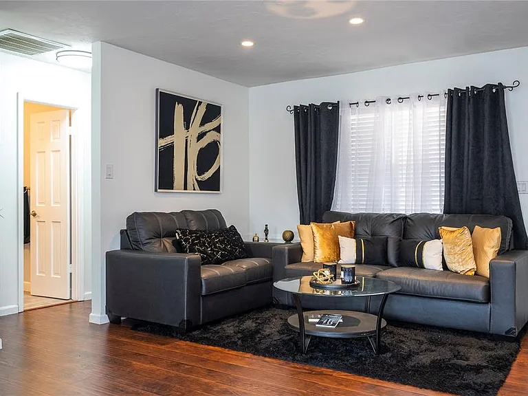 1594 Frances St — Photo 11