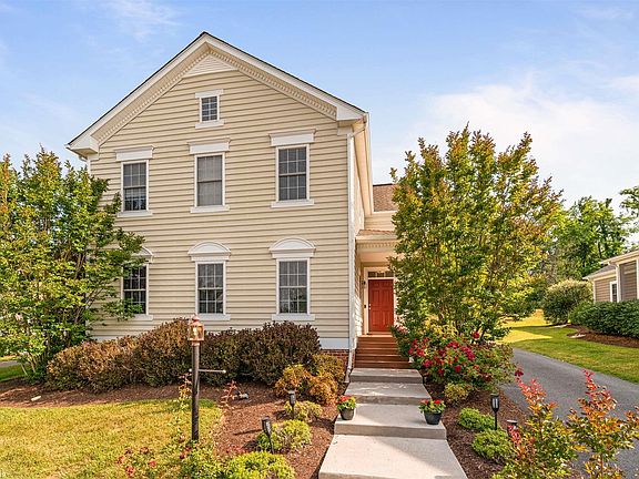 2nd image of 1123 Brook Cir
