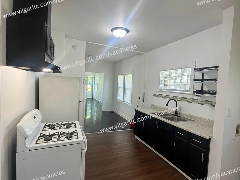 2435 Diamond Ave — Photo 4