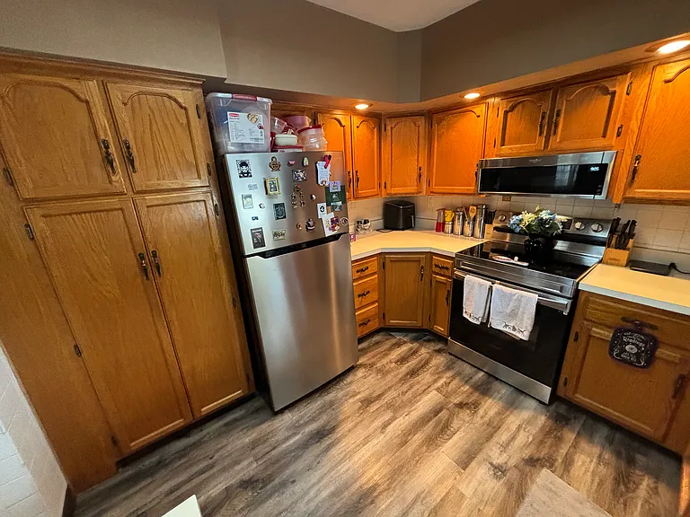 137 E Elm St — Photo 4