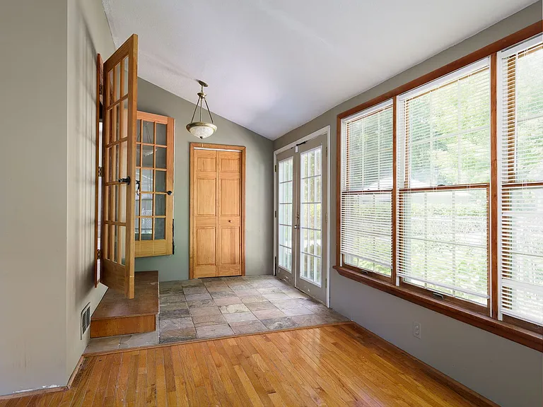 427 Flower Ave E — Photo 27