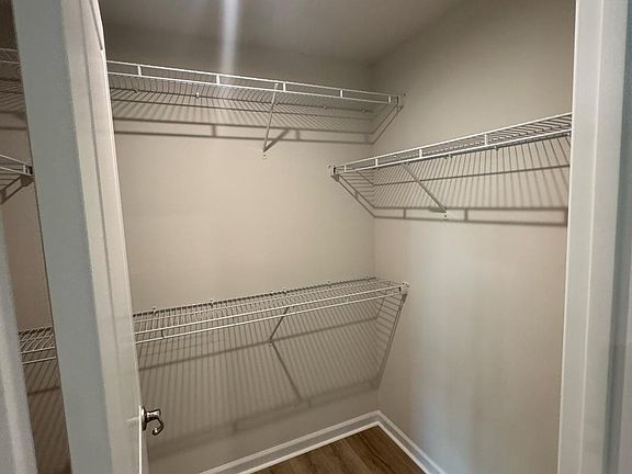 BMNT CLOSET