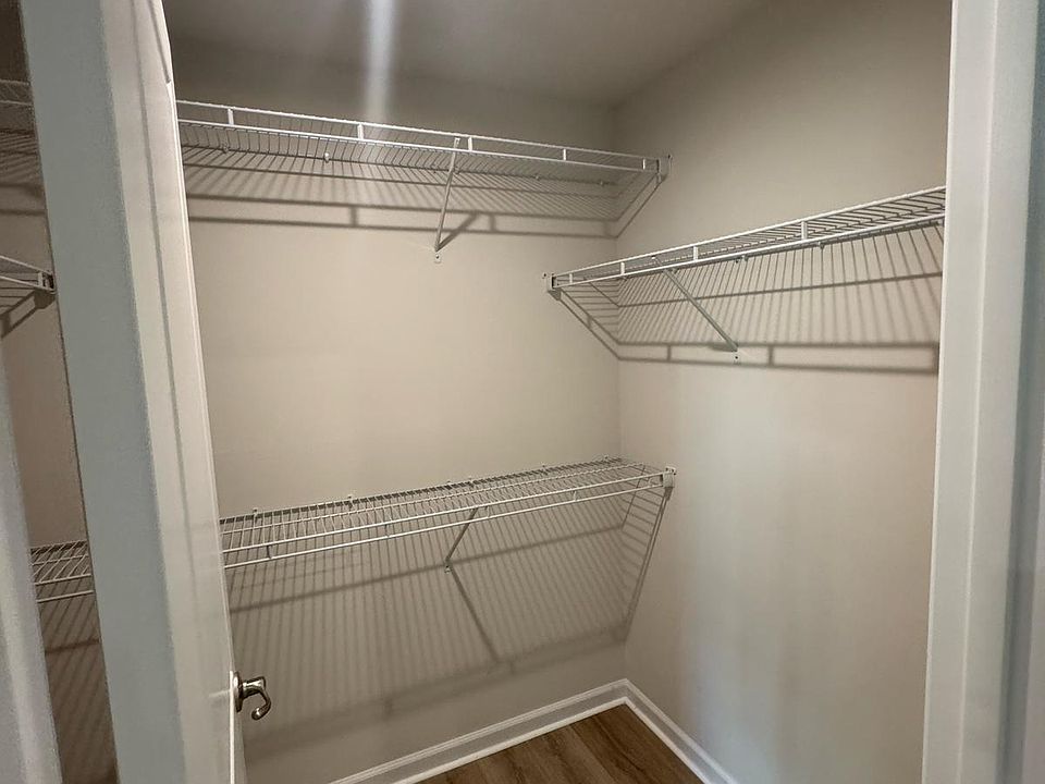 BMNT CLOSET