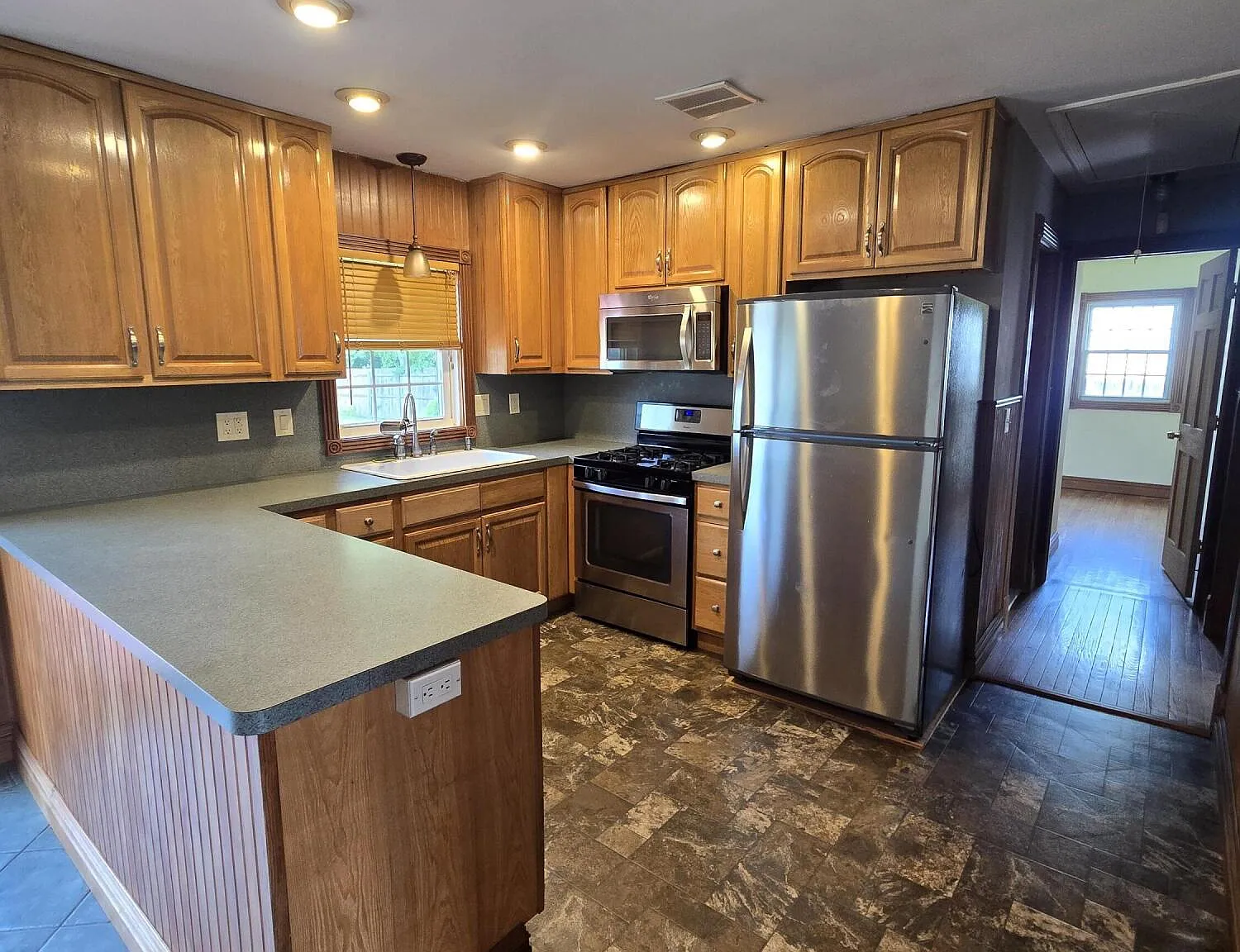 3 bed, 1.5 bath, 1260 sqft, $2,750 — Photo 3
