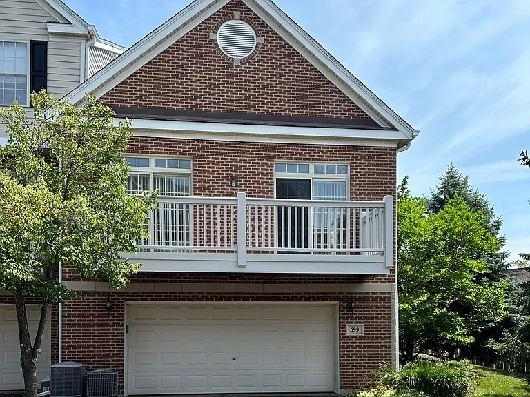 599 Prestwick Ln — Photo 2