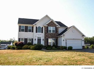 30 Finch Wood Ln, Penfield, NY 14526