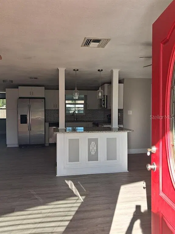 3 bed, 2.0 bath, 1075 sqft, $1,800 — Photo 2