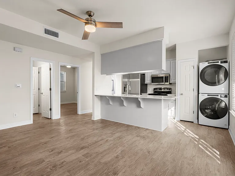 2500 Leon St #201 — Photo 4