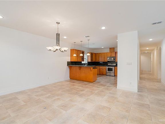 3rd image of 637 E Thornhill Ave