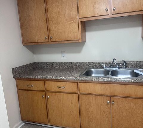 2nd image of 100 Oak Ave