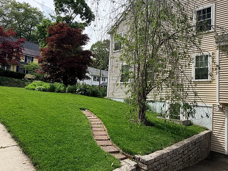 24 Fairfield St — Photo 49
