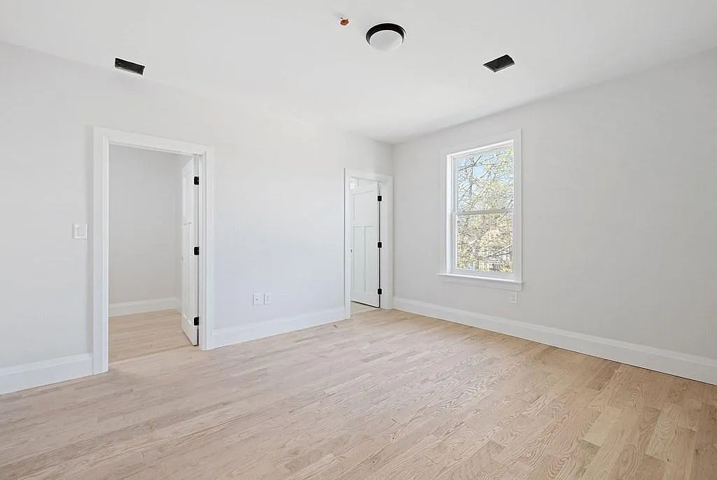 3 bed, 1054 sqft, $3,800 — Photo 3