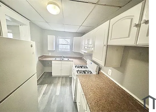 1830 E Riverside Dr — Photo 2