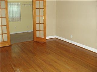 4th image of 318 Elaine Ave