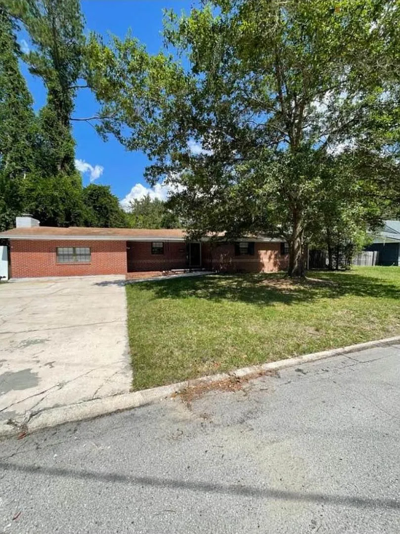 4911 Perrine Dr — Photo 1