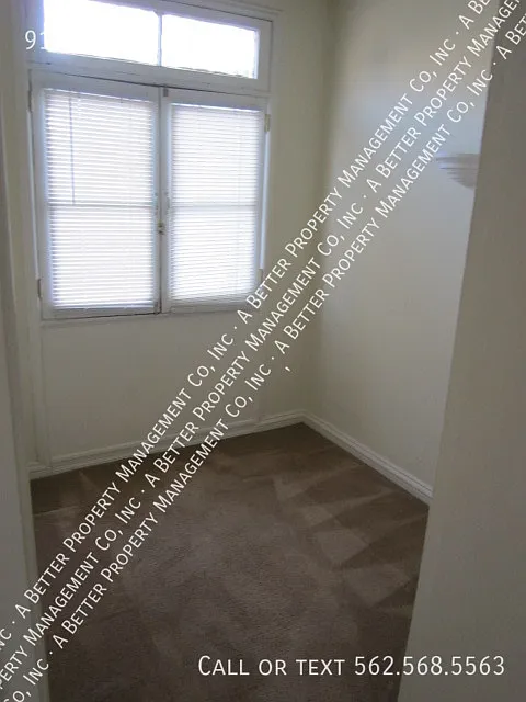 Classic Building Large Front Studio W/Extra Office Space + Dining Room. Bay Door Open Up And Over... — Photo 4