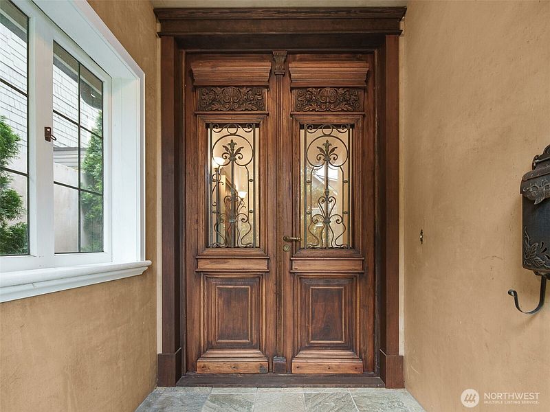 3rd image of 1007 W Newell Street