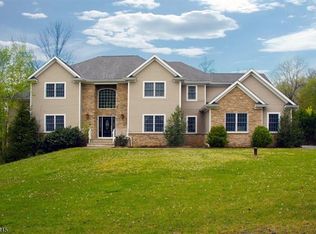 8 Dogwood Ln, Warren, NJ 07059