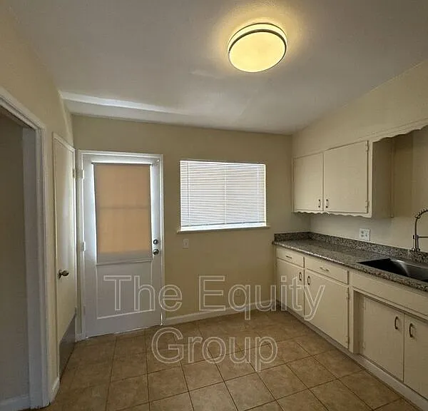 1140 W Tulare Ave #C — Photo 5