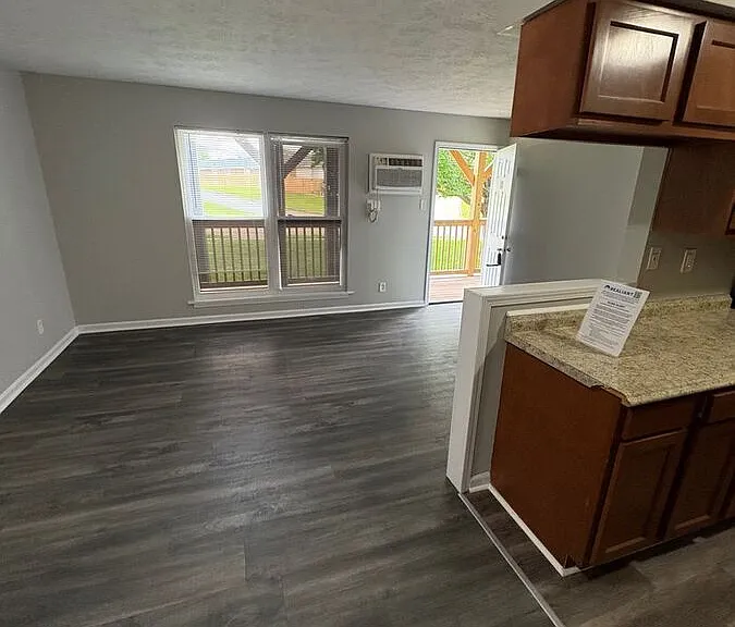 2021 Cambridge Dr #10 — Photo 1