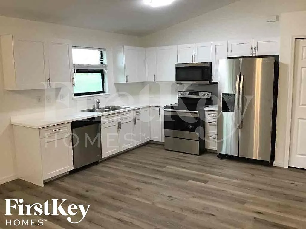 4 bed, 2.0 bath, 1565 sqft, $2,300 — Photo 4