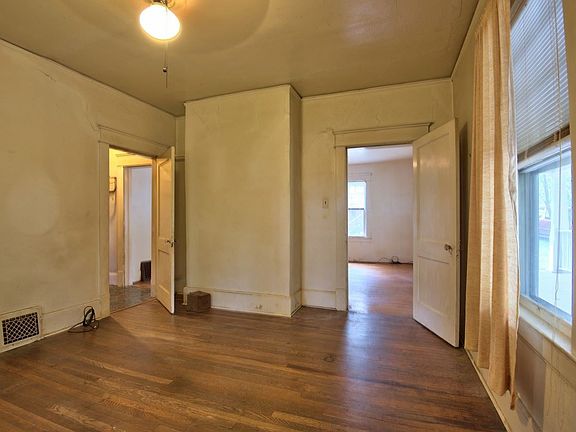 3rd image of 611 W Club Blvd N