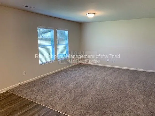 3901 Vershire Ave — Photo 2