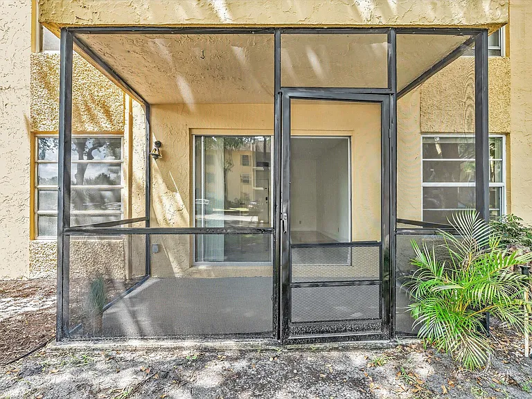 470 NW 20th St — Photo 39