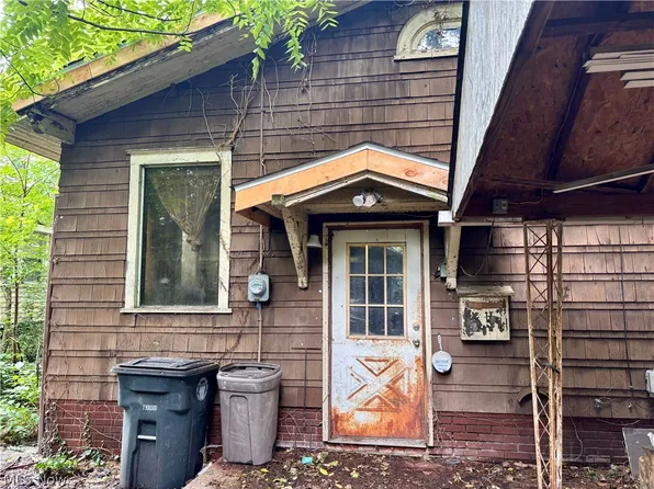 1275 N Main St, Akron, OH 44310