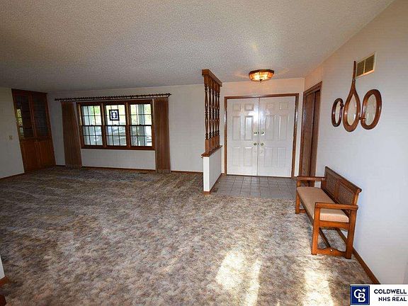 5th image of 925 E Hillcrest Dr