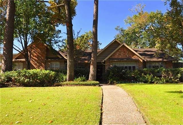 1st image of 26 Briar Hill Dr
