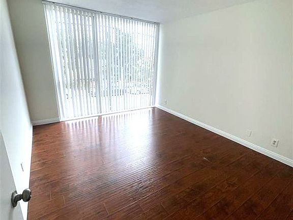 5th image of 1625 Loma Ave APT 4