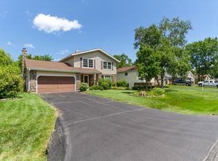 1820 Maplewood Dr, Lindenhurst, IL