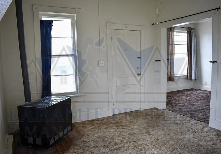 208 E Sheridan St — Photo 3