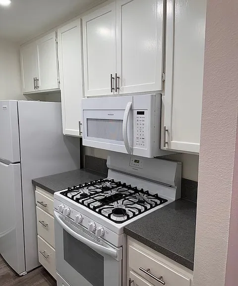 Brentwood Apartments — Photo 6