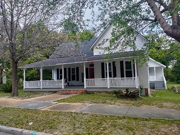 2nd image of 220 College Ave N