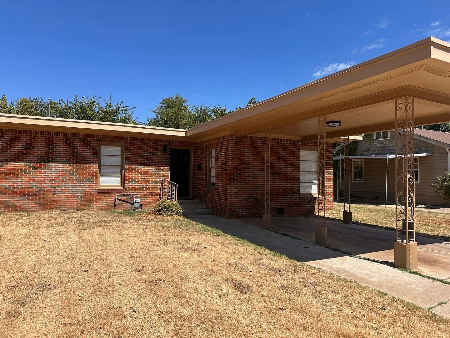 Charming 3 bed 1 bath brick home near Coggin Park — Photo 2