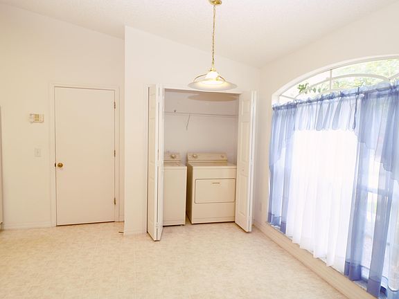 4th image of 847 Honeysuckle Dr