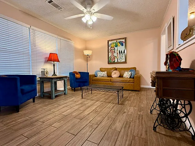 3 bed, 956 sqft, $3,000 — Photo 4