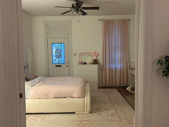 3rd image of 974 Ludlow Ave #1