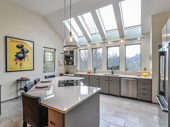 3rd image of 3828 E Pineview Dr