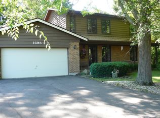 1698 Woodside Ct, Woodstock, IL 60098