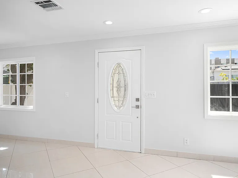 10227 Helendale Ave — Photo 3