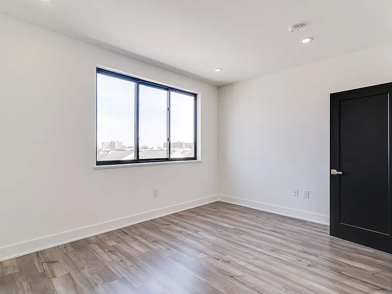 Brand New Luxury Townhouses — Photo 17