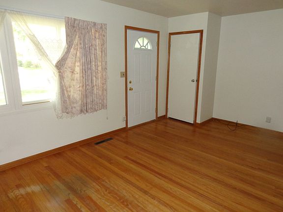 3rd image of 884 Midway Dr
