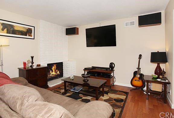 Warm Living Room Invties you and your Guests Home