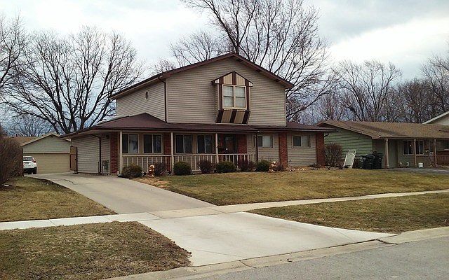 1st image of 905 Woodlawn St