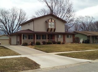 905 Woodlawn St, Hoffman Estates, IL 60169