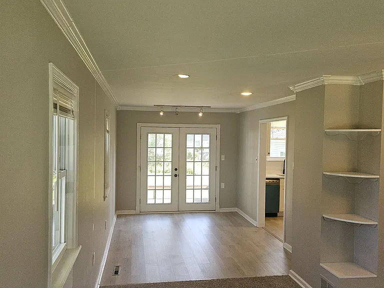 551 E Webster Ave — Photo 5